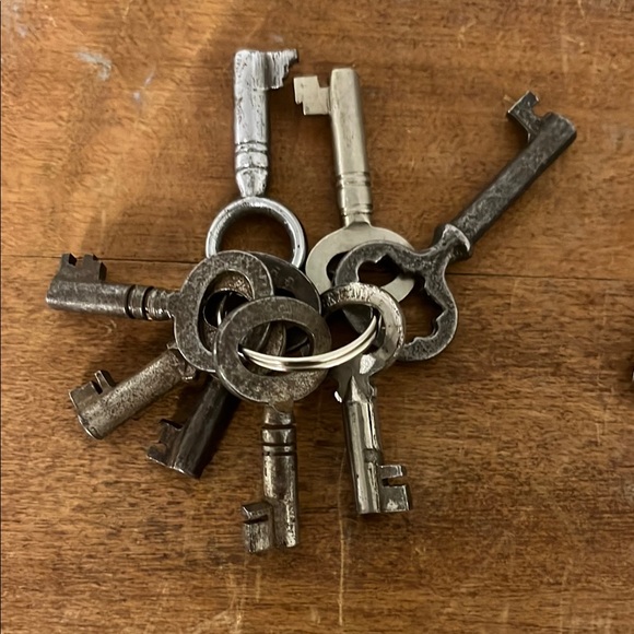 Vintage Key Collection - Silver and Gray 33 count - Picture 4 of 6